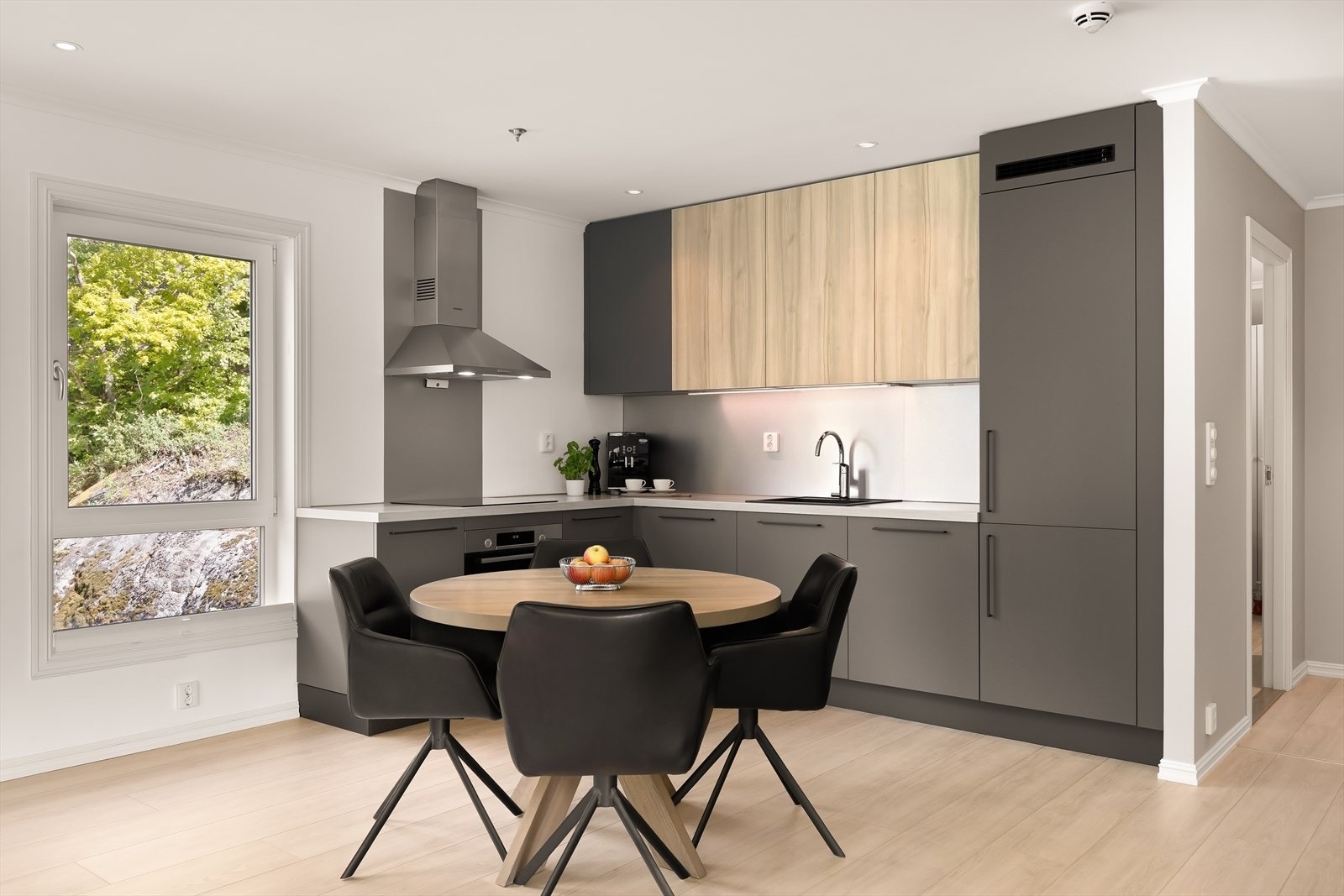 Kjøkkenet er elegant integrert i den åpne stue- og kjøkkenløsningen og fremstår som både moderne, stilrent og funksjonelt. Det tidløse designet med glatte fronter og rene linjer skaper et eksklusivt uttrykk. Galleribilde