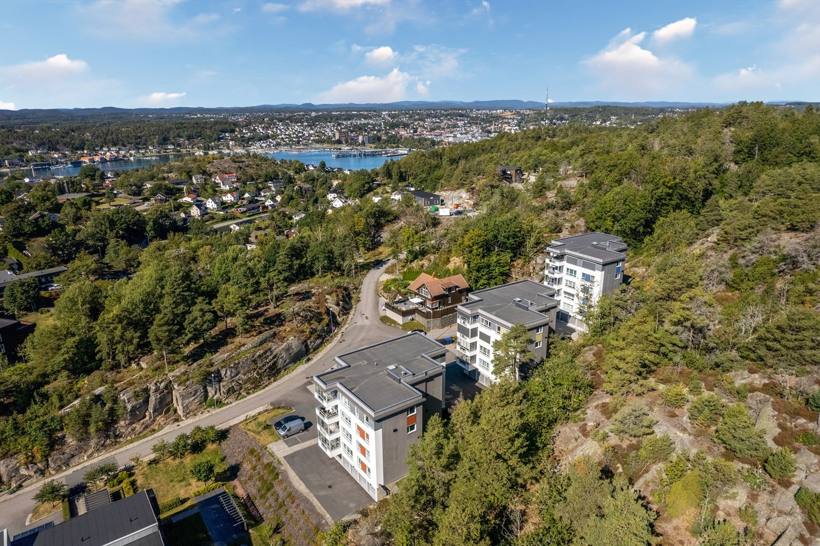 I kort avstand finner du også Framnes med Skagerak International School, som tilbyr internasjonal utdanning fra barnehage til videregående nivå. Dagligvarebutikker, treningssenter og øvrige servicetilbud er lett tilgjengelig i nærområdet. Galleribilde