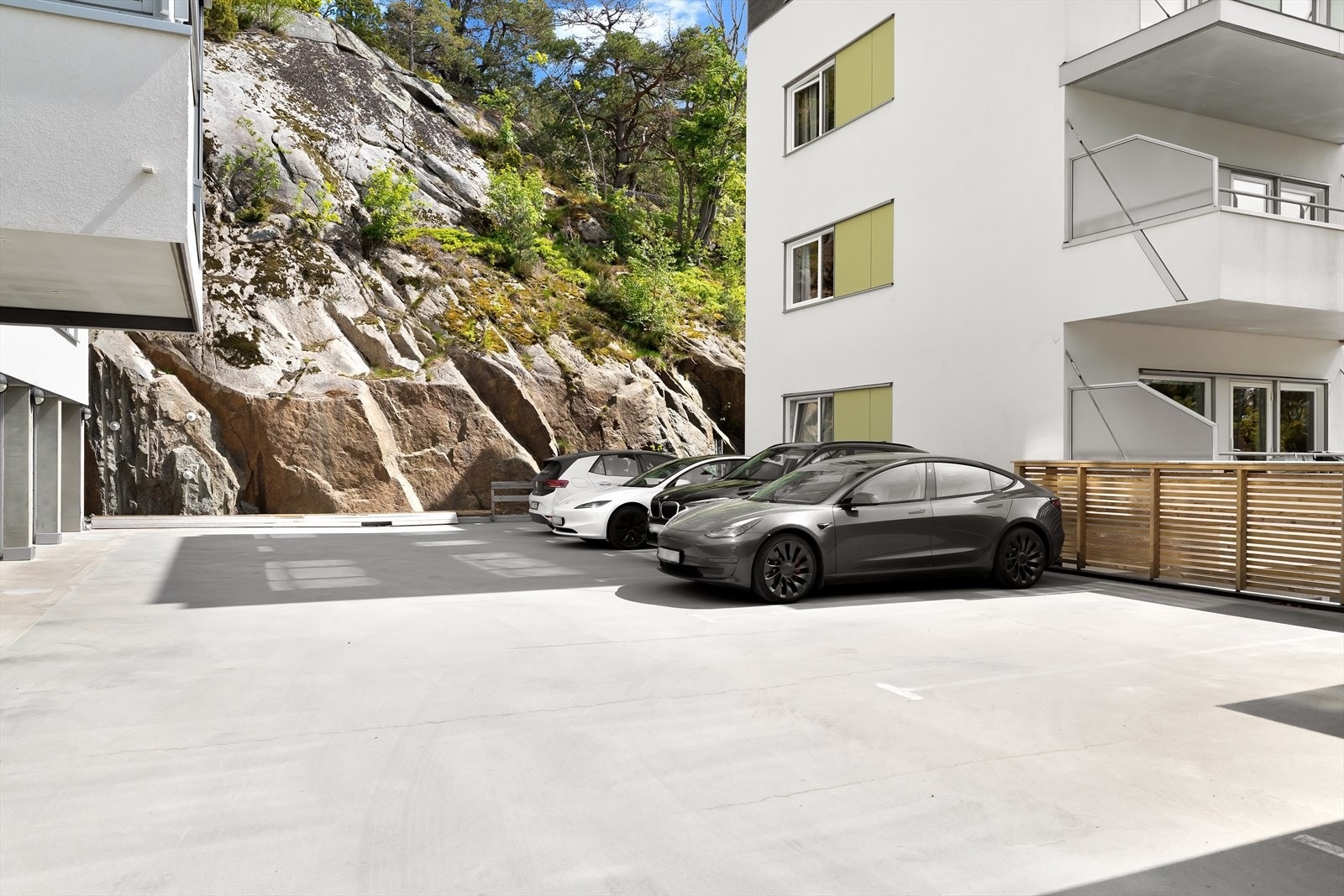For gjester finnes er det asfaltert gjesteparkering rett utenfor bygget, noe som gir enkel adkomst og gode parkeringsmuligheter for besøkende. Galleribilde