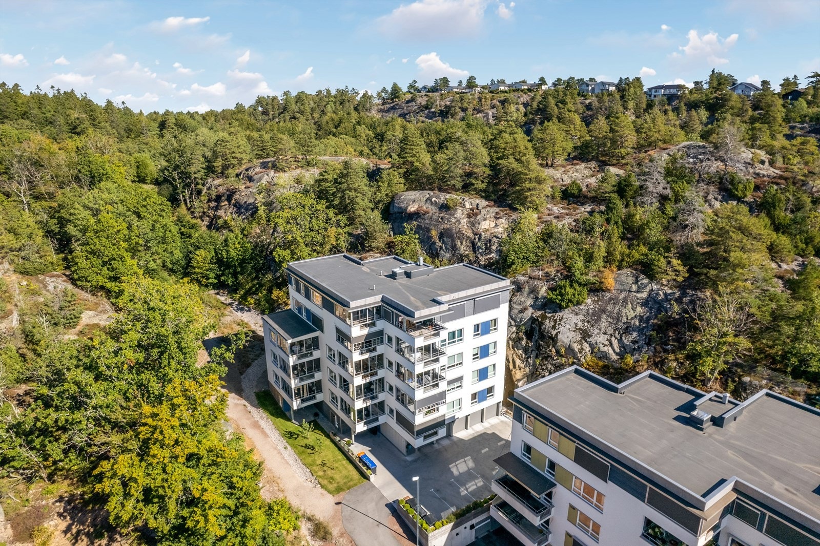 Her bor du fredelig og naturskjønt til, omgitt av sjø, svaberg og vakre friområder, samtidig som sentrum og byens fasiliteter ligger kun en kort kjøretur unna. Galleribilde