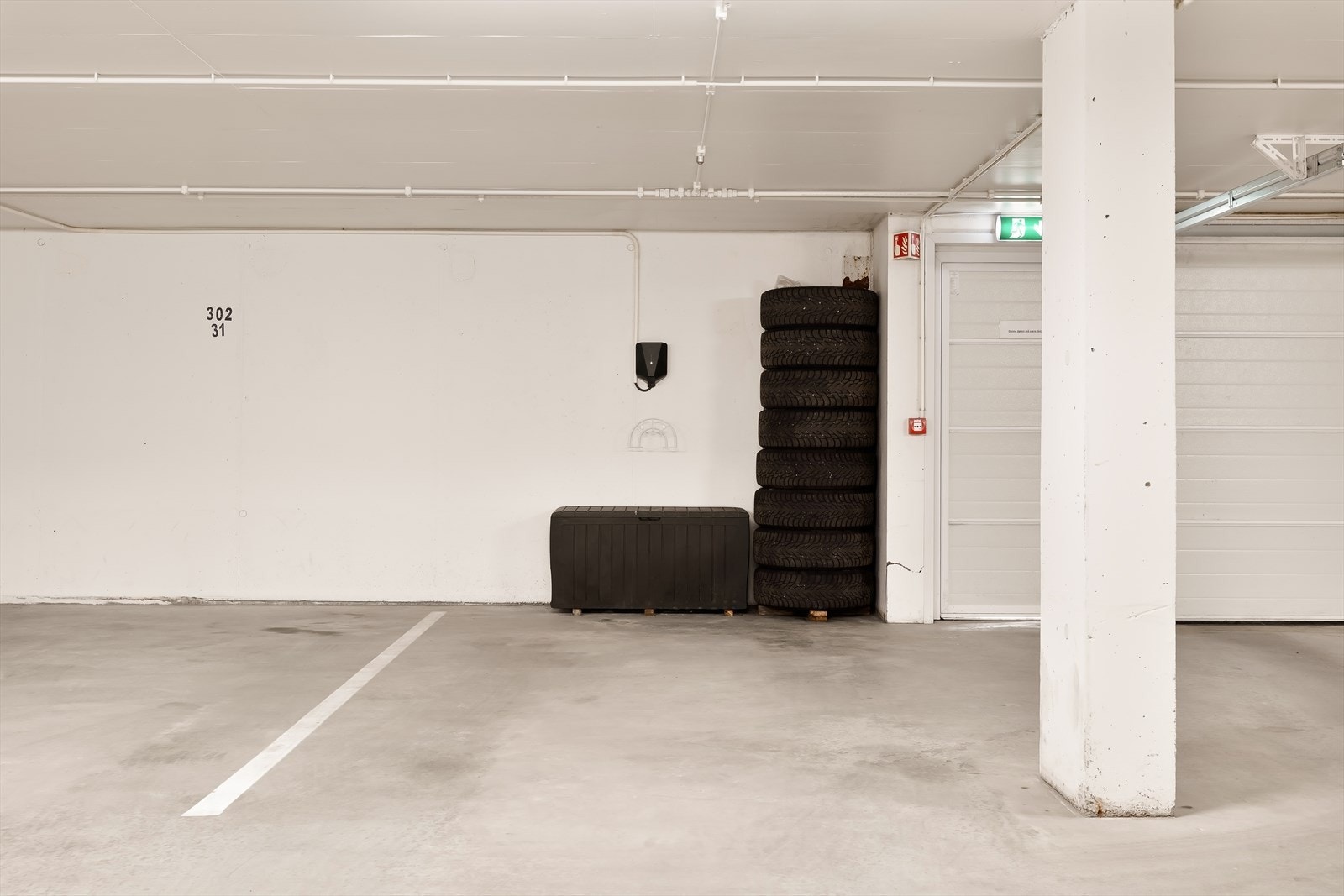 At leiligheten har 2 parkeringsplasser i garasjeanlegget, bidrar til en praktisk og komfortabel hverdag - en kvalitet mange setter stor pris på. Galleribilde