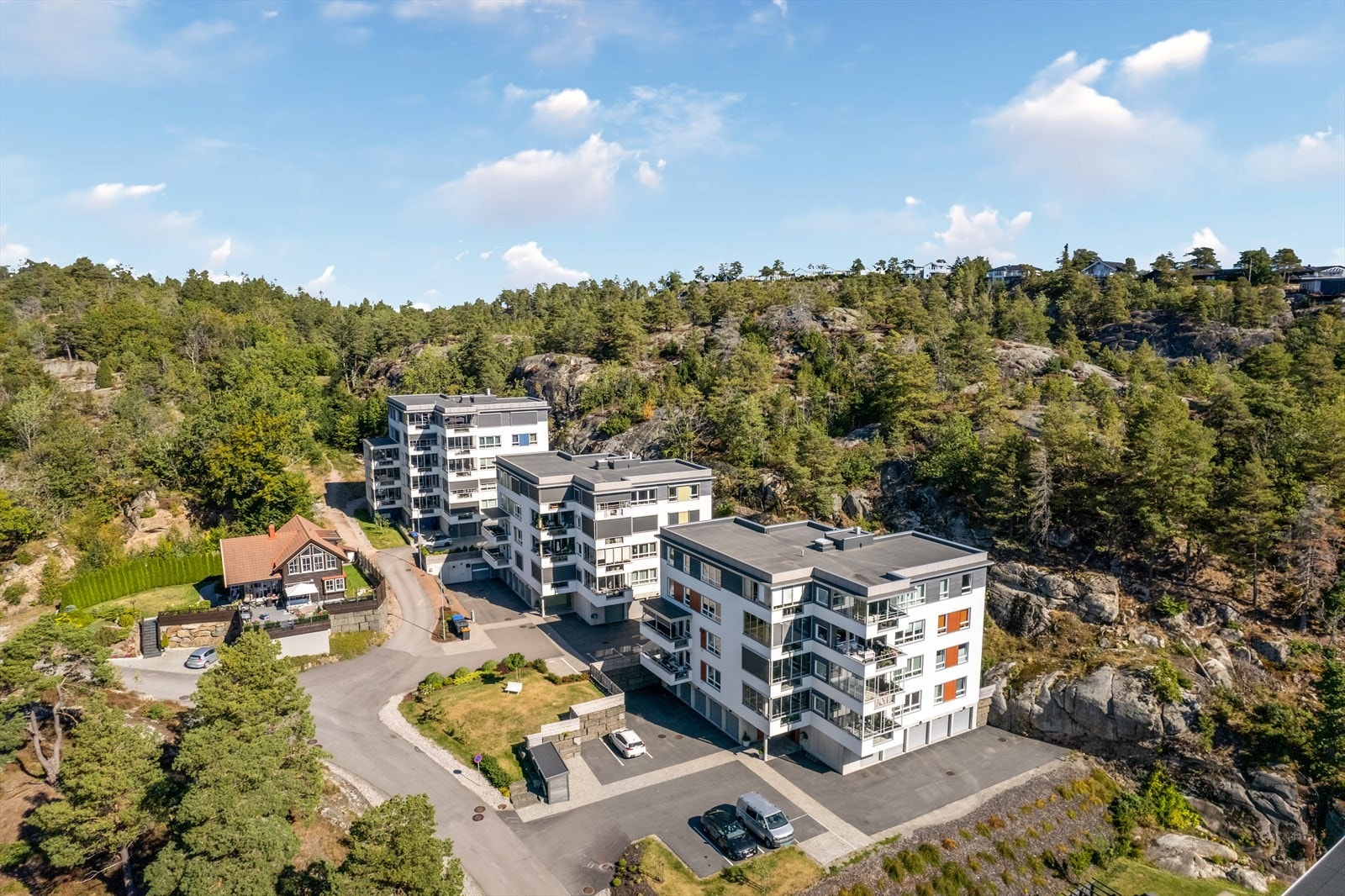 Området er kjent for sitt vakre og varierte kystlandskap med flotte turmuligheter året rundt. Her kan du nyte idylliske kyststier, fine utsiktspunkter og innbydende badeplasser rett utenfor døren. Galleribilde