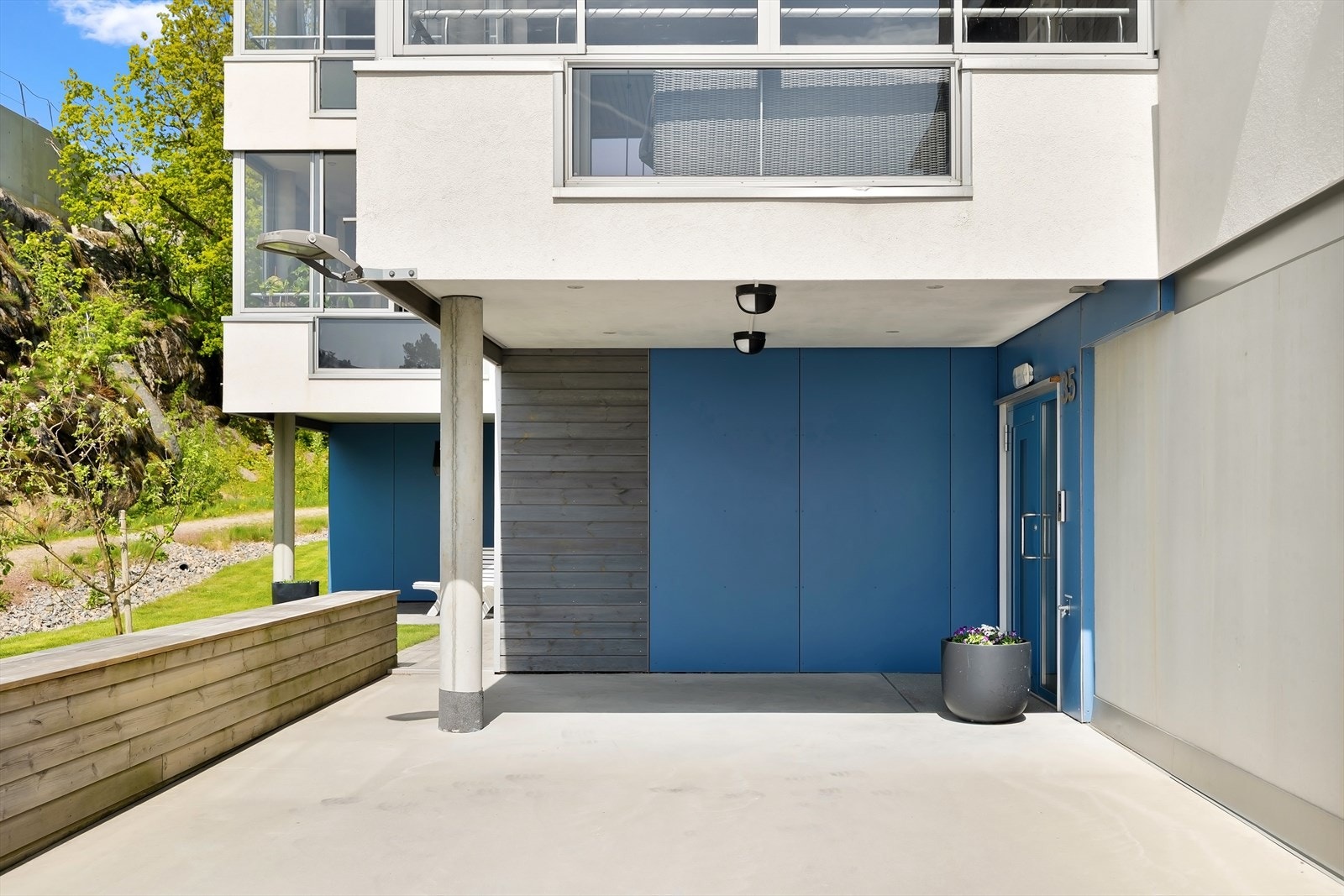 Bygningen har en moderne arkitektur med en kombinasjon av betong, puss og tre. Galleribilde
