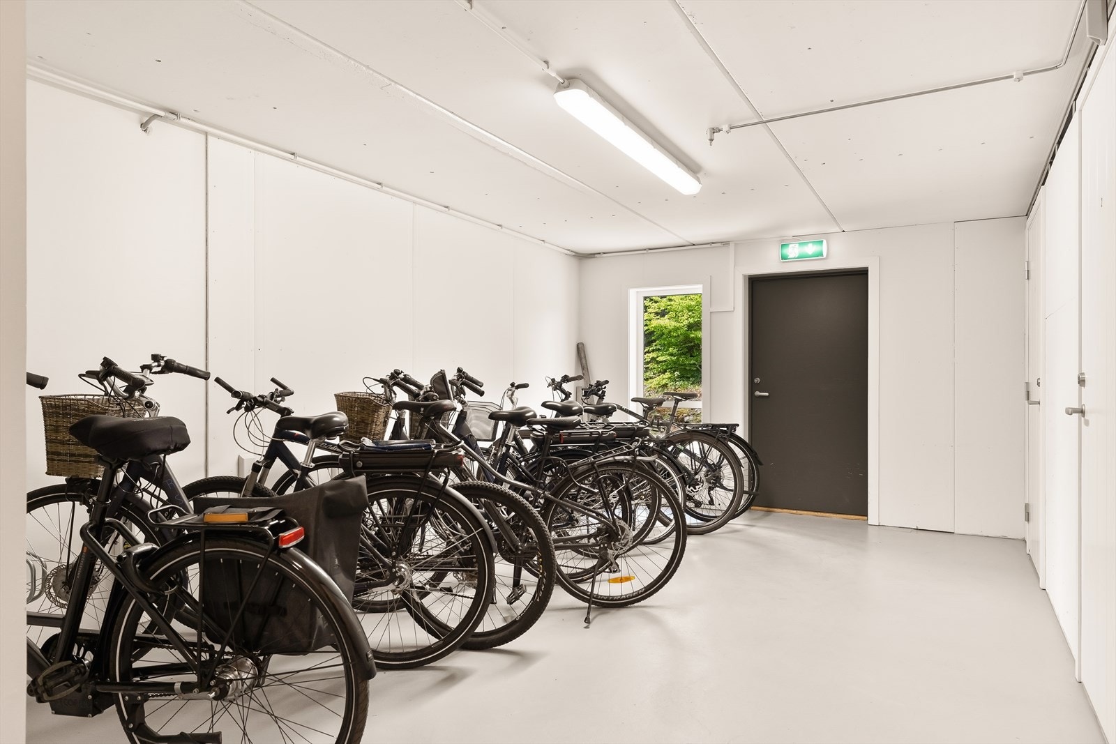 Det er felles sykkelbod praktisk plassert rett ved hovedinngangen, noe som gir enkel og lett tilgjengelig oppbevaring av sykler i hverdagen. Galleribilde