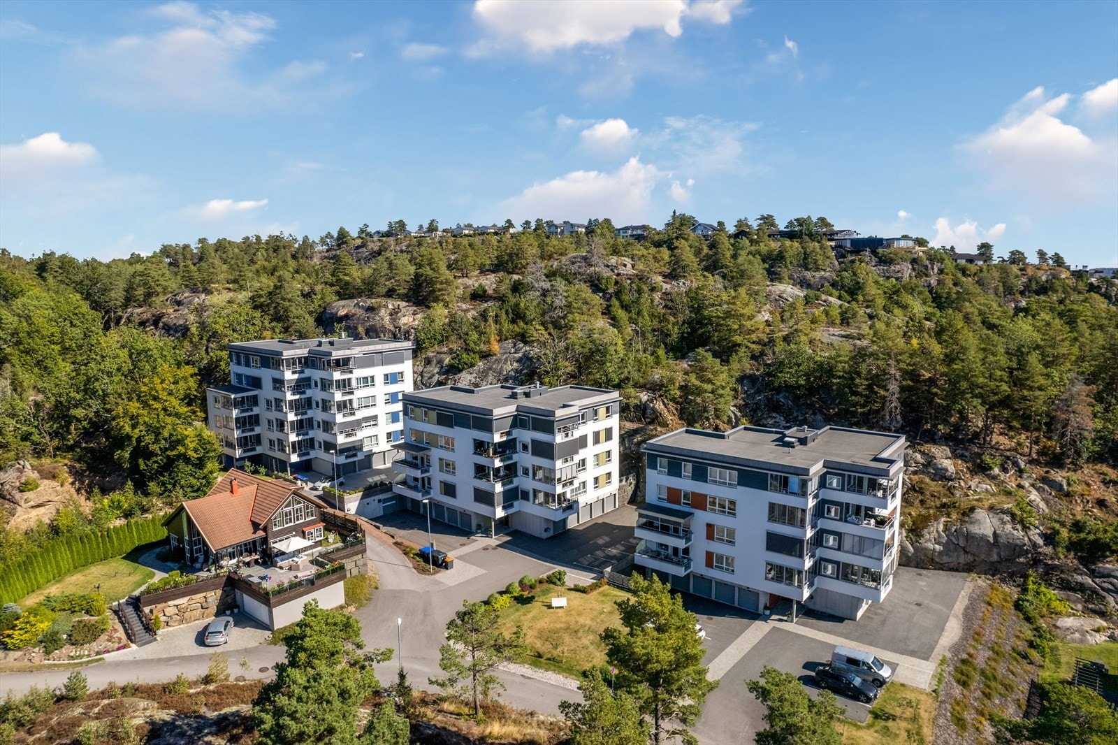 Sameiet ligger skjermet til innerst i en blindvei, noe som skaper et trygt og rolig bomiljø uten gjennomgangstrafikk. Her kan både barn bevege seg fritt og trygt i rolige omgivelser. Samtidig finnes det et bredt aktivitetstilbud like i nærheten Galleribilde