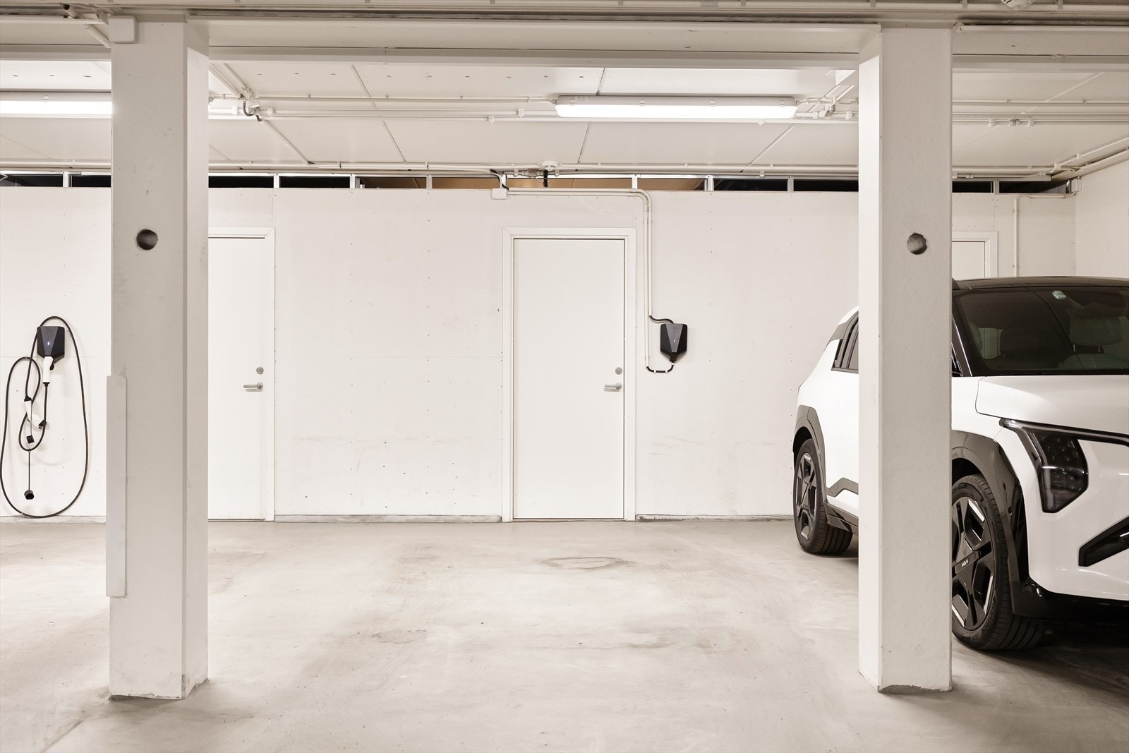 Det medfølger to faste biloppstillingsplasser i felles parkeringsanlegg, begge utstyrt med elbillader - en moderne og svært attraktiv løsning som gir høy komfort og enkel lading i hverdagen. Galleribilde