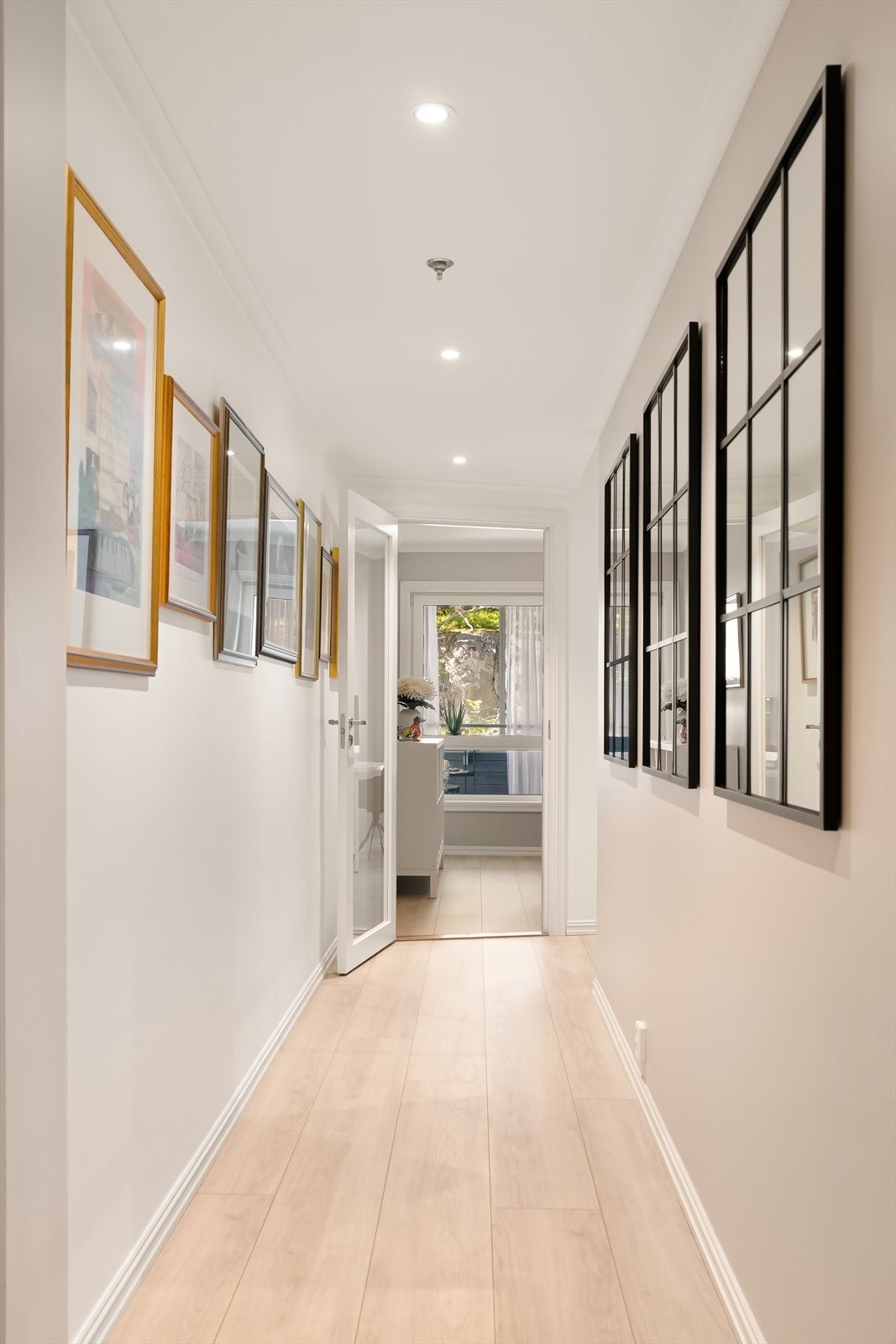 Hallen fremstår romslig og delikat med moderne overflater, lyse fargetoner og downlights i himlingen. Galleribilde
