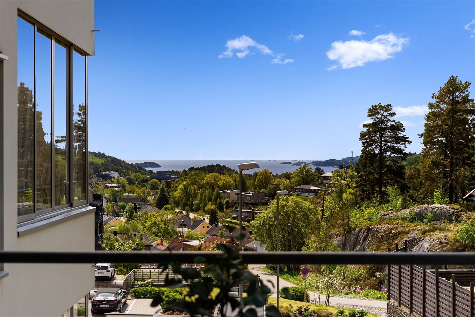 Her får du en unik bokvalitet hvor den vakre utsikten blir en naturlig del av hverdagen og skaper en rolig og eksklusiv ramme rundt livet i leiligheten. Galleribilde