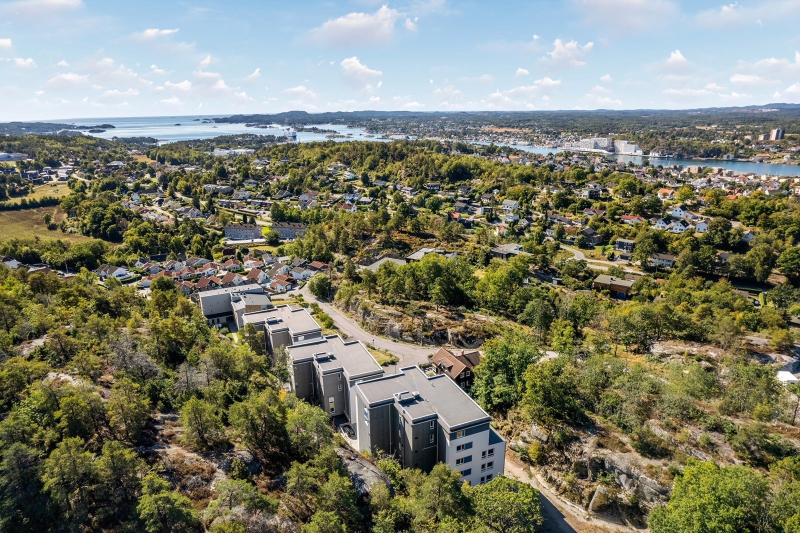Beliggenheten kombinerer det beste fra to verdener - rolige og naturskjønne omgivelser med nærhet til byen og gode kommunikasjoner. Det er ca. 2 km til Sandefjord sentrum. Galleribilde