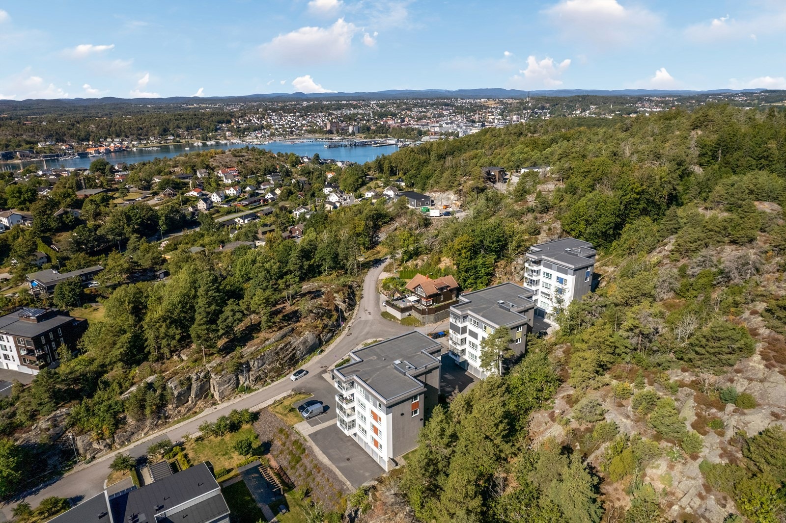 For den naturglade er dette en beliggenhet som virkelig må oppleves. Området byr på et rikt utvalg av friområder, skogsterreng, badeplasser og flotte strender, som gir fantastiske rekreasjonsmuligheter både sommer og vinter. Galleribilde