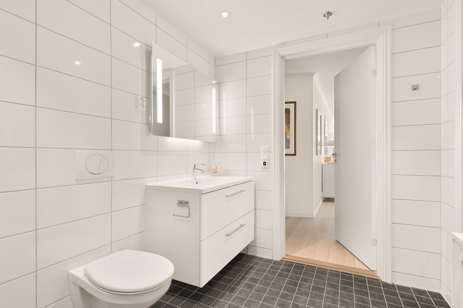 Det ene badet har direkte tilkomst fra hovedsoverommet og fungerer som en privat og eksklusiv suite-løsning som tilfører boligen en ekstra følelse av komfort og hotellpreg. Galleribilde