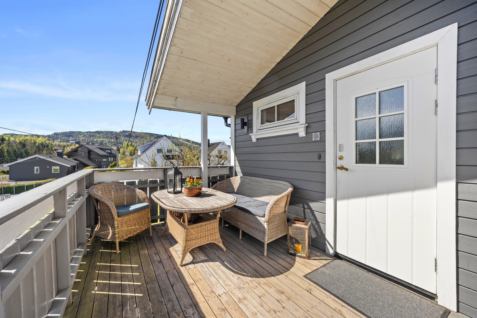 Velkommen inn - inngangsparti med fin terrasse utleiedel Galleribilde