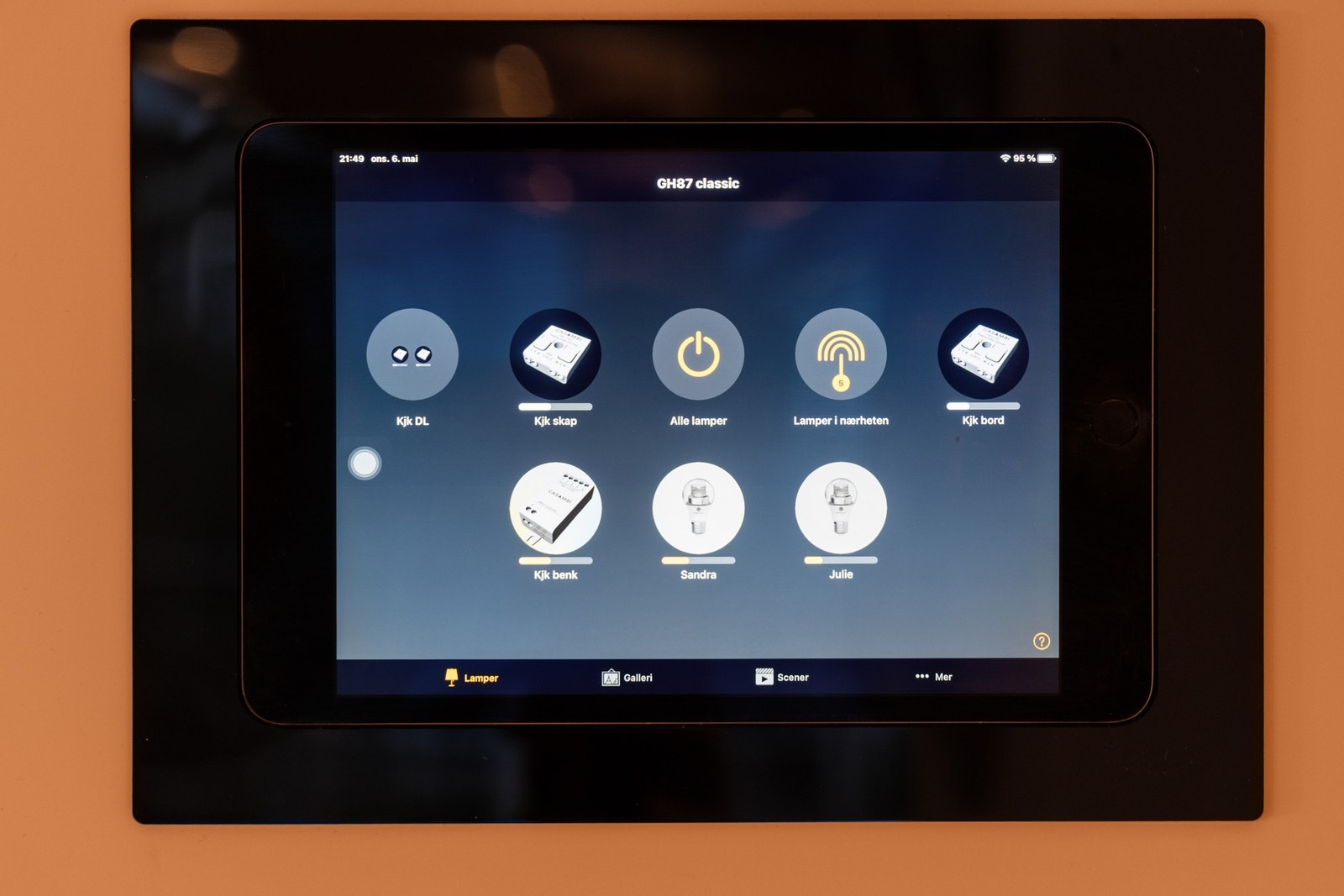 Det er installert et smart system som bla. styrer alle lys Galleribilde