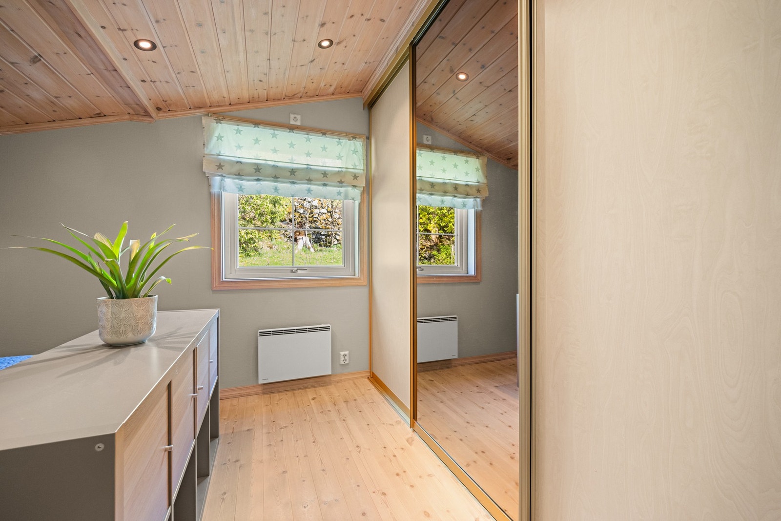 Det er en romslig skyvedørsgarderobe på hovedsoverommet Galleribilde