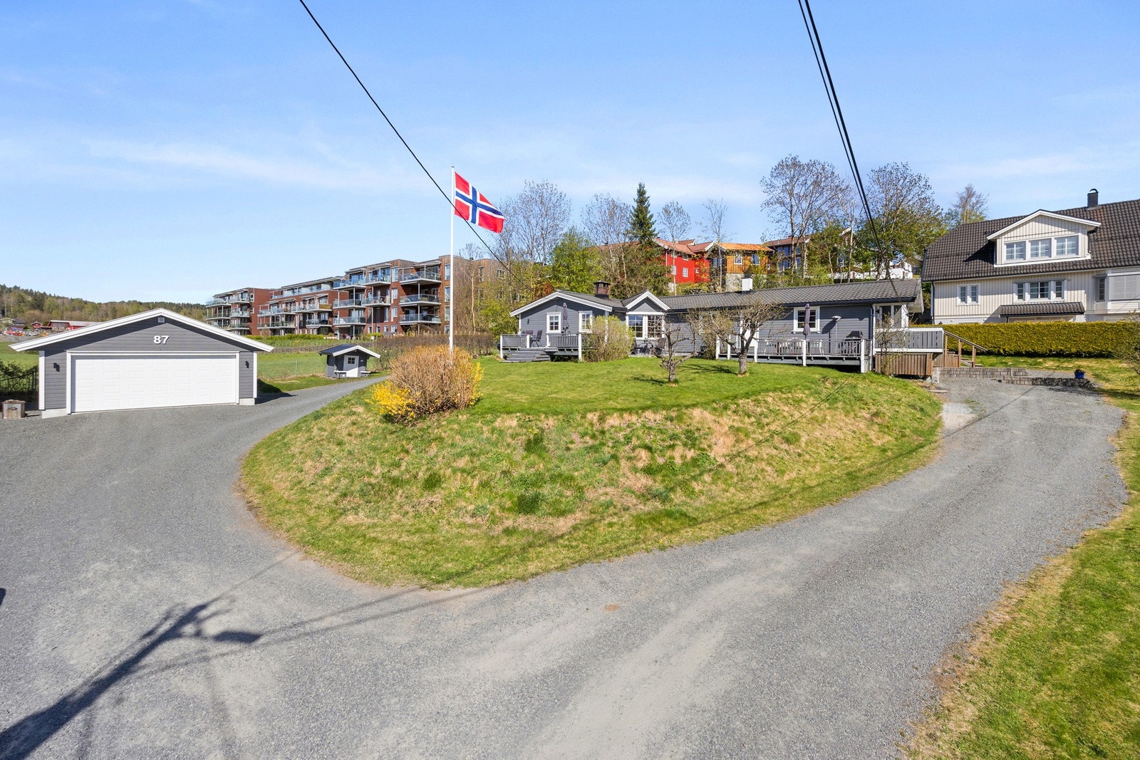 Det er stor garasje på tomten, samt gode parkeringsmuligheter på tomten Galleribilde