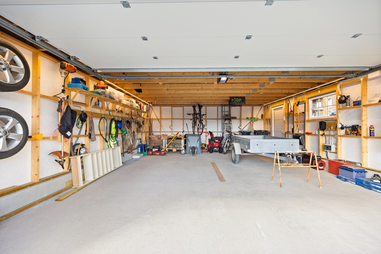 Stor dobbel garasje med lagringsplass Galleribilde