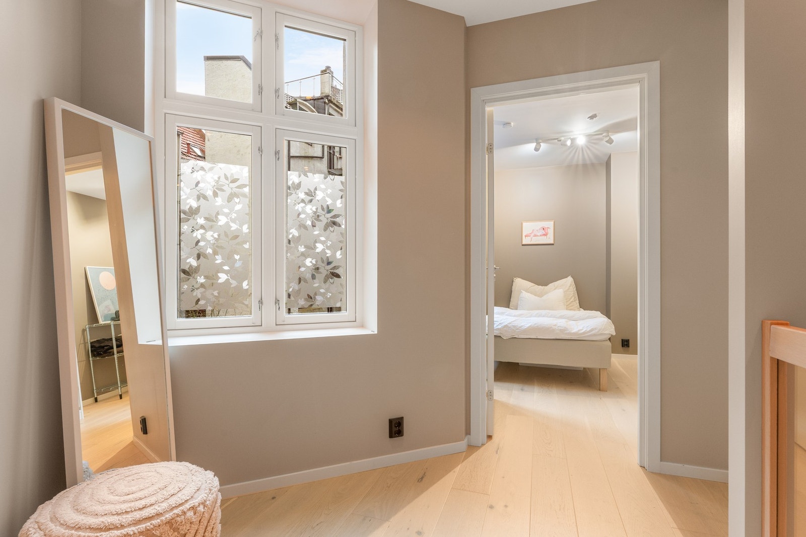 Videre inn i gangen har man gode muligheter for garderobe og oppbevaring. Galleribilde