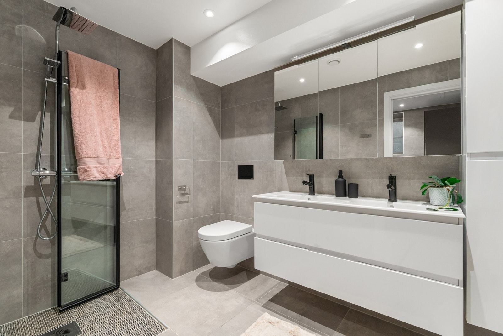 Badet i nederste etasje har også inngang til et innebygd vaskerom, som er adskilt med skyvedør. Galleribilde