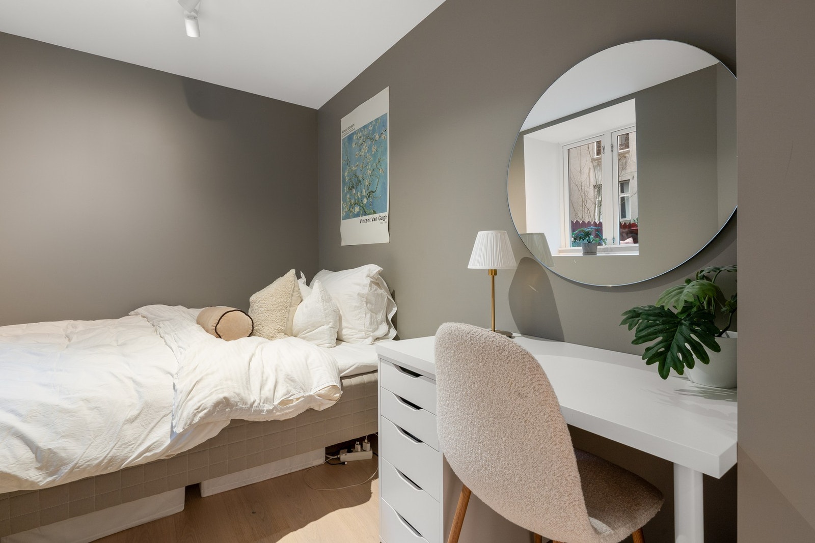 Alle tre soverommene har god plass, hvor alle har plass til pult i tillegg til seng og garderobe. Galleribilde
