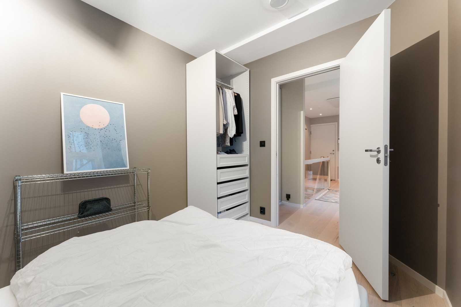 God plass til skap, seng og ønskelig innredning. Galleribilde