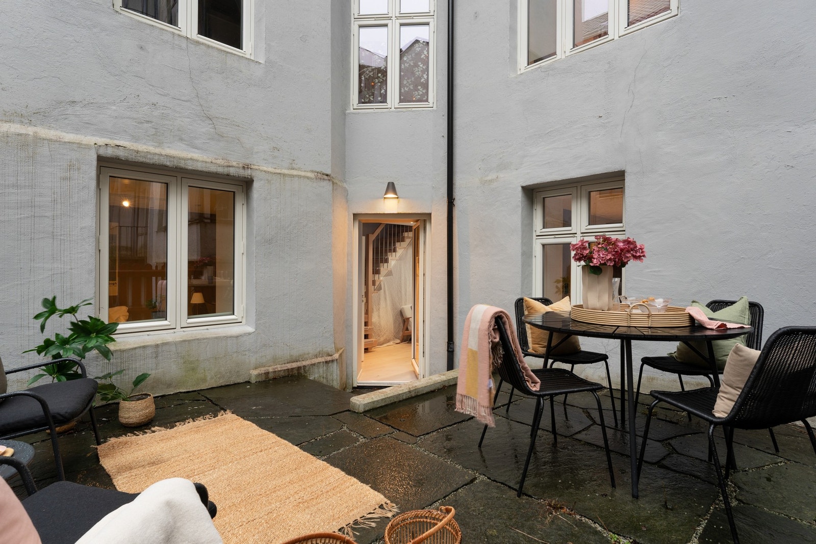 Solen står på til ca midt på dagen. Galleribilde