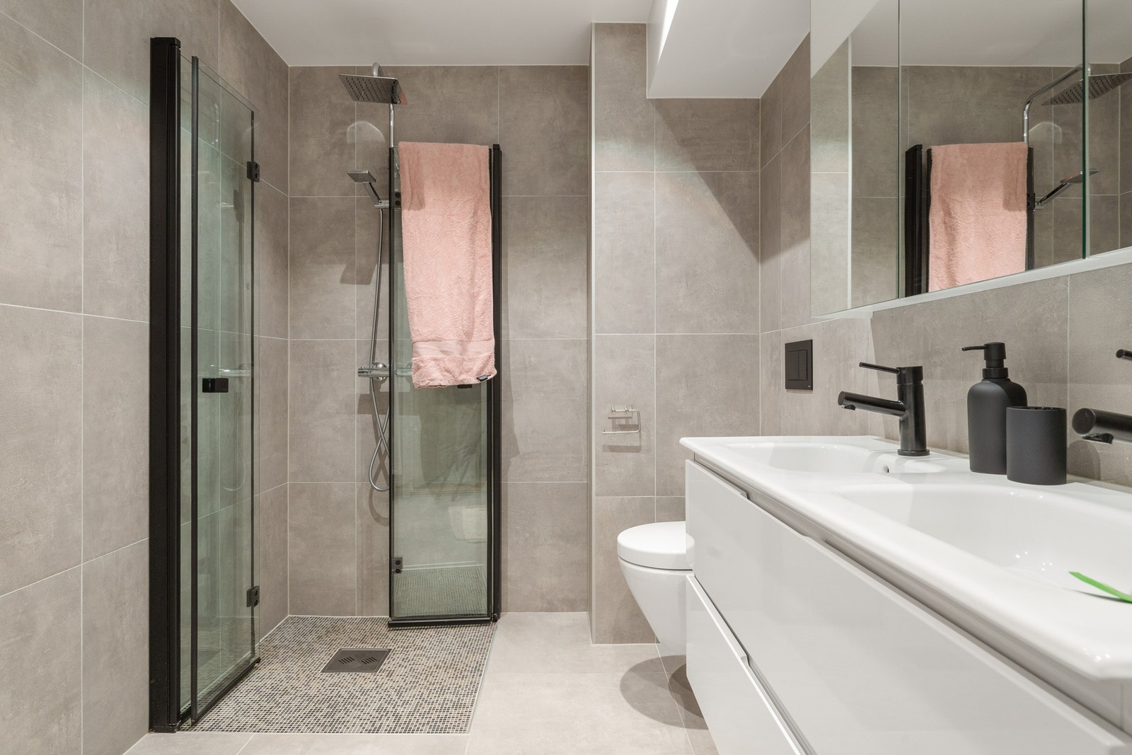 Badet i U. etasje er også utstyrt med heldekkende dobbelservant, dusj med inntreksbare skyvedører, veggehengt toalett og belyst speil. Galleribilde