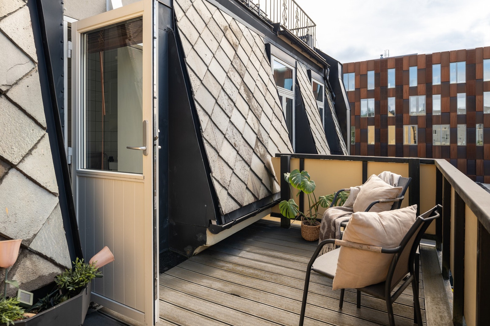 Luftig plassering i 4. etasje med vestvendt balkong på 9 kvm med gode solforhold. Galleribilde