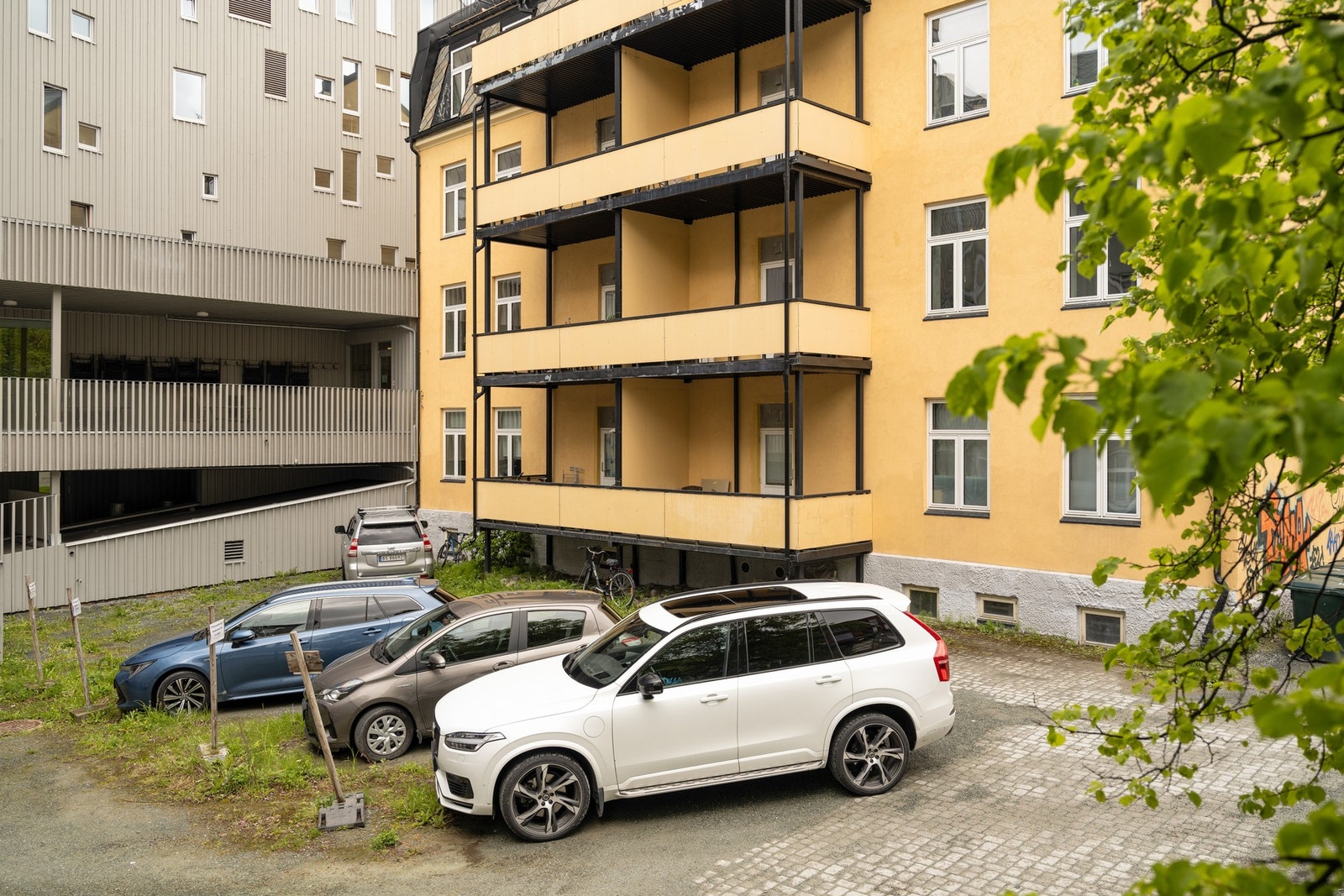 Sameiet har parkeringsplasser i bakgården som fordeles på de 10 seksjonene iht. søknad. Galleribilde
