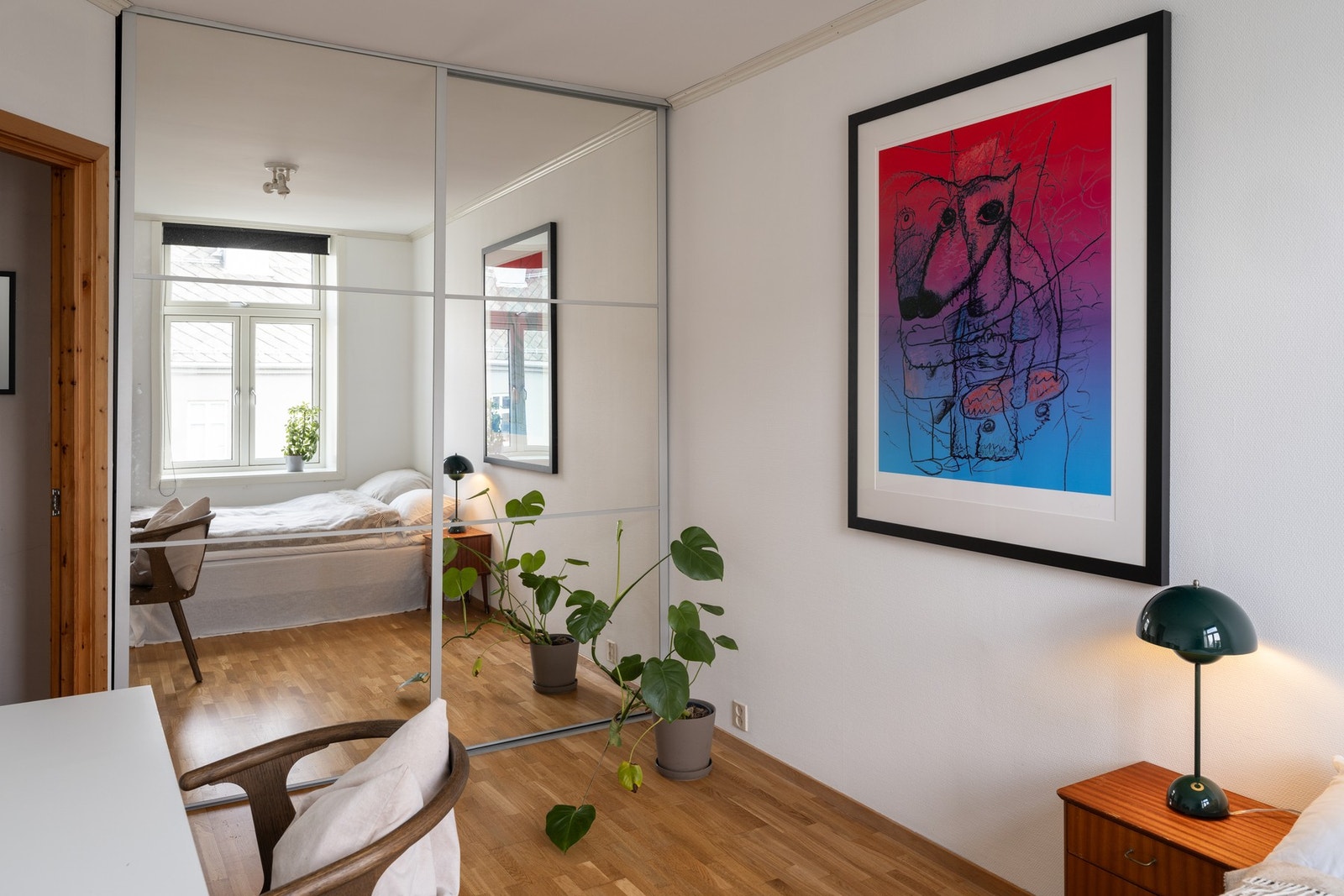 Alle soverom er av god størrelse og utforming med plass for både kontorpult og garderobe i tillegg til seng. Galleribilde