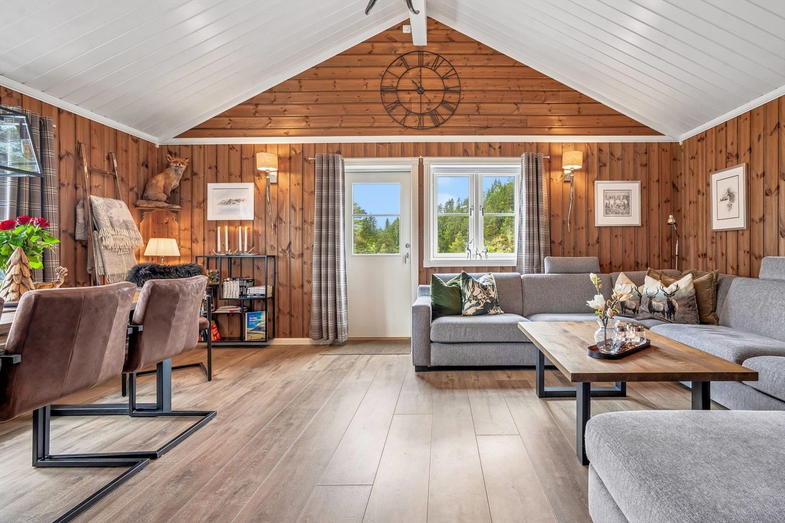 Her er det god plass til å innrede med både stor sofagruppe og spisegruppe. Galleribilde
