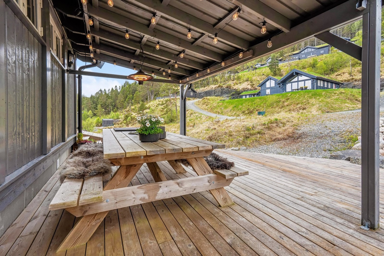 På den ene siden er det et stort overbygg på terrassen slik at man kan by til utehygge også når solen uteblir Galleribilde