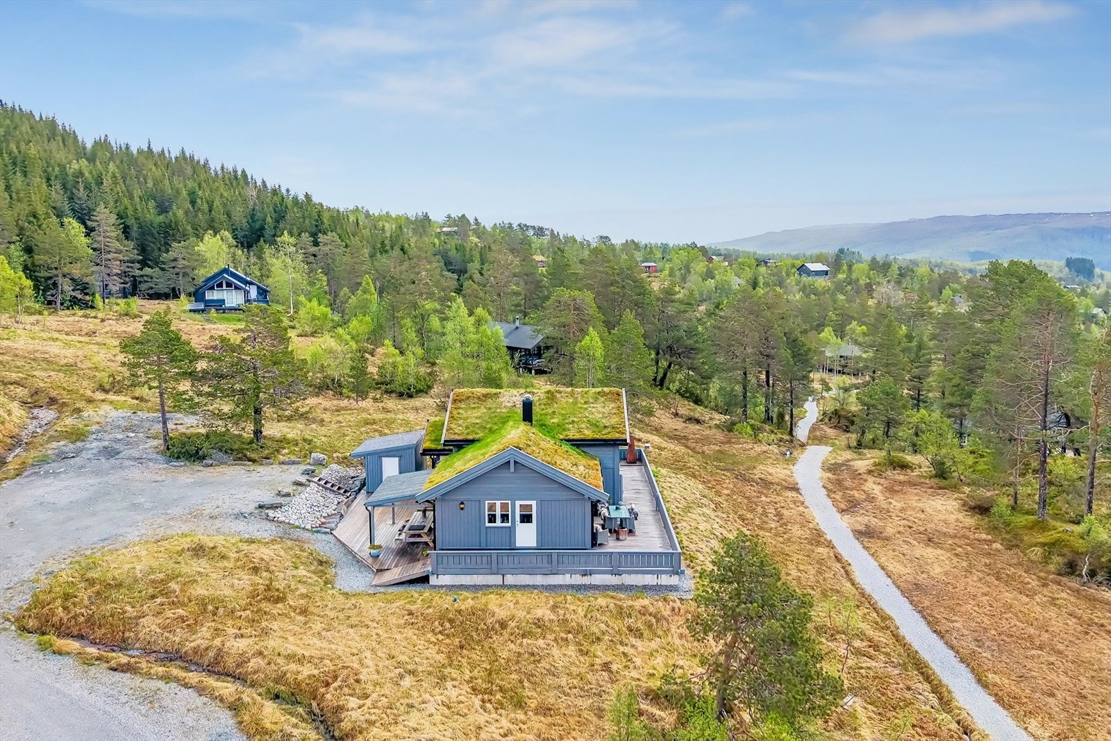 Vinterbrøytet vei og parkeringsplass for flere biler på egen tomt gjør dette til en hytte som passer hyttefolk i alle aldre Galleribilde