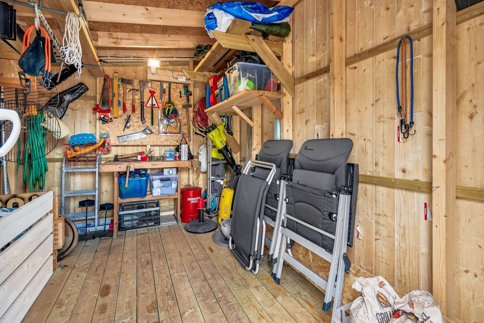 Ved parkeringsplassen har man en frittstående bod på ca. 8 m² som er perfekt for lagring av ski, akebrett, utemøbler og redskaper Galleribilde