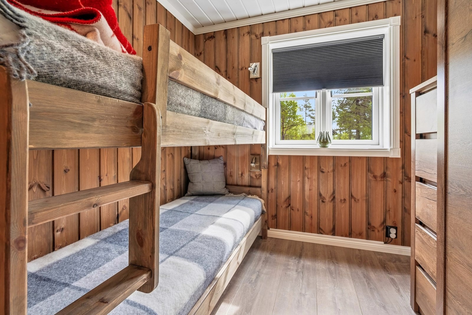 Det andre soverommet i hovedetasjen har plass til køyeseng og kommode (Rommet er på byggetegningene benevnt som garderobe) Galleribilde