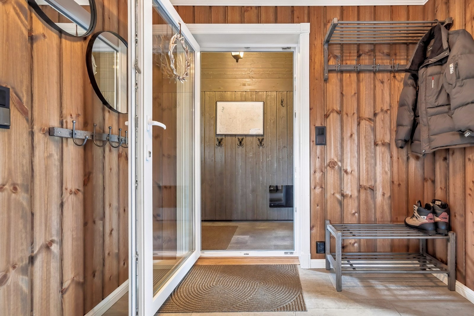 Innbydende gang med god plass til yttertøy og sko Galleribilde