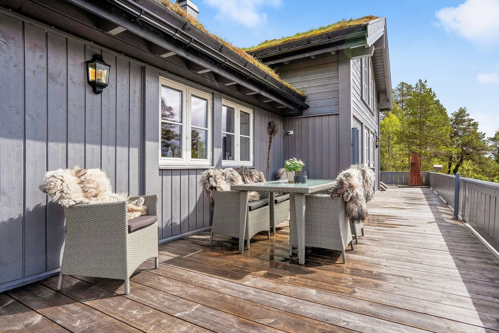 Rundt hytten er det terrasser på hele 120 m² slik at man kan følge solgangen Galleribilde