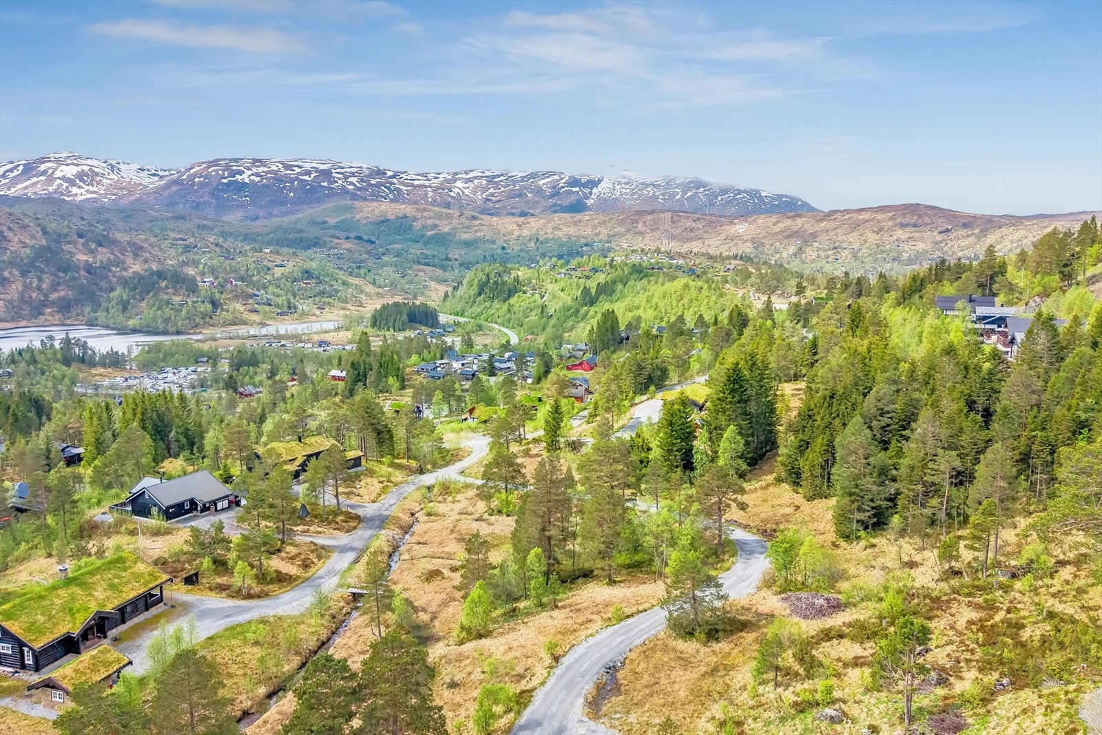Her kan man nyte naturen tilbaketrukket fra hovedveien, samtidig som man har lett tilgang til ski- og turløyper og Furedalen Alpin Galleribilde