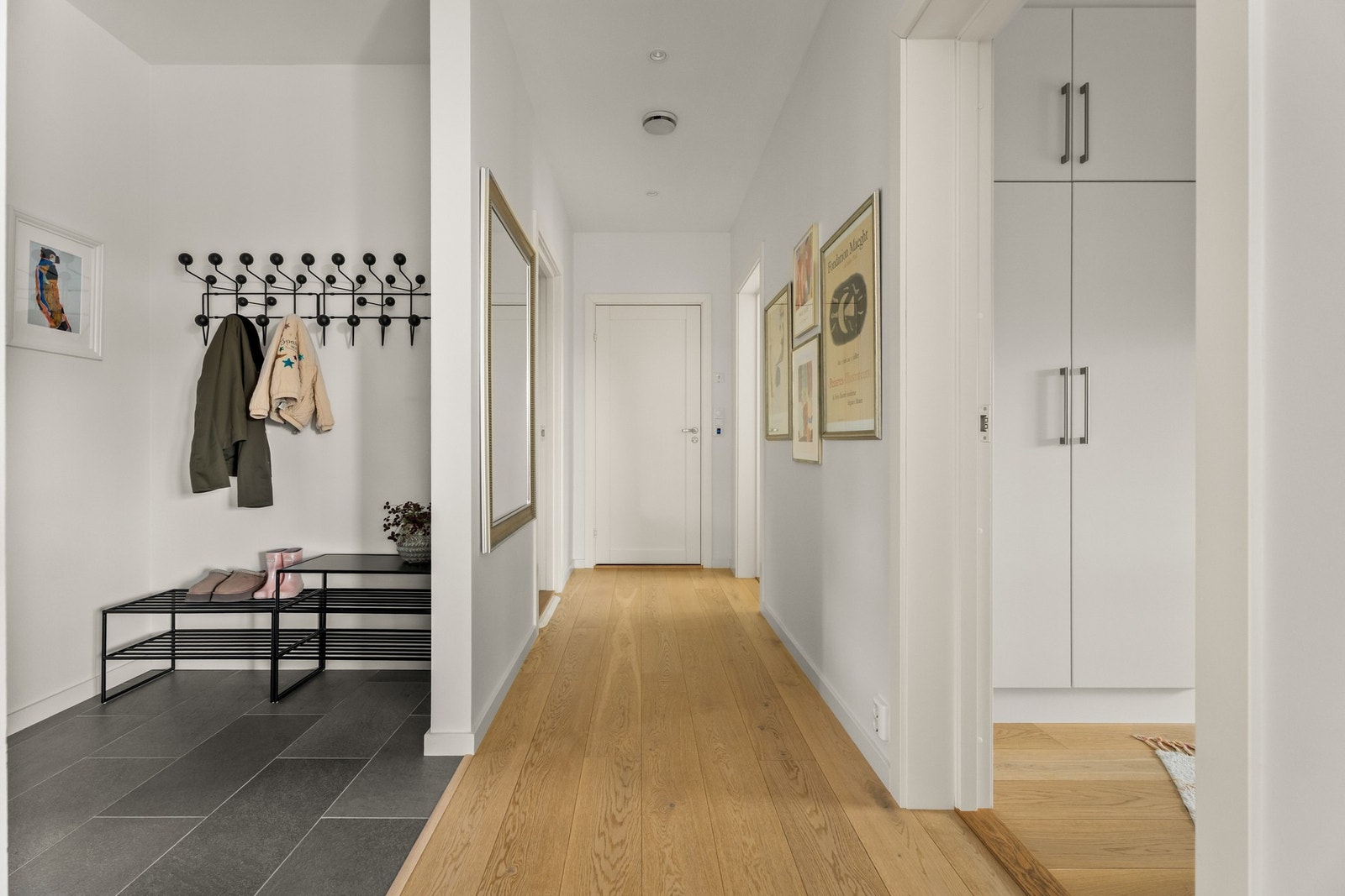 Lys og innbydende entré med plass til oppbevaring av yttertøy og sko. Galleribilde