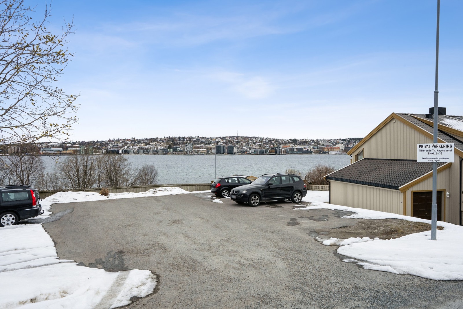 Parkering på felles parkeringsplass for sameiet. Velkommen på visning! Galleribilde
