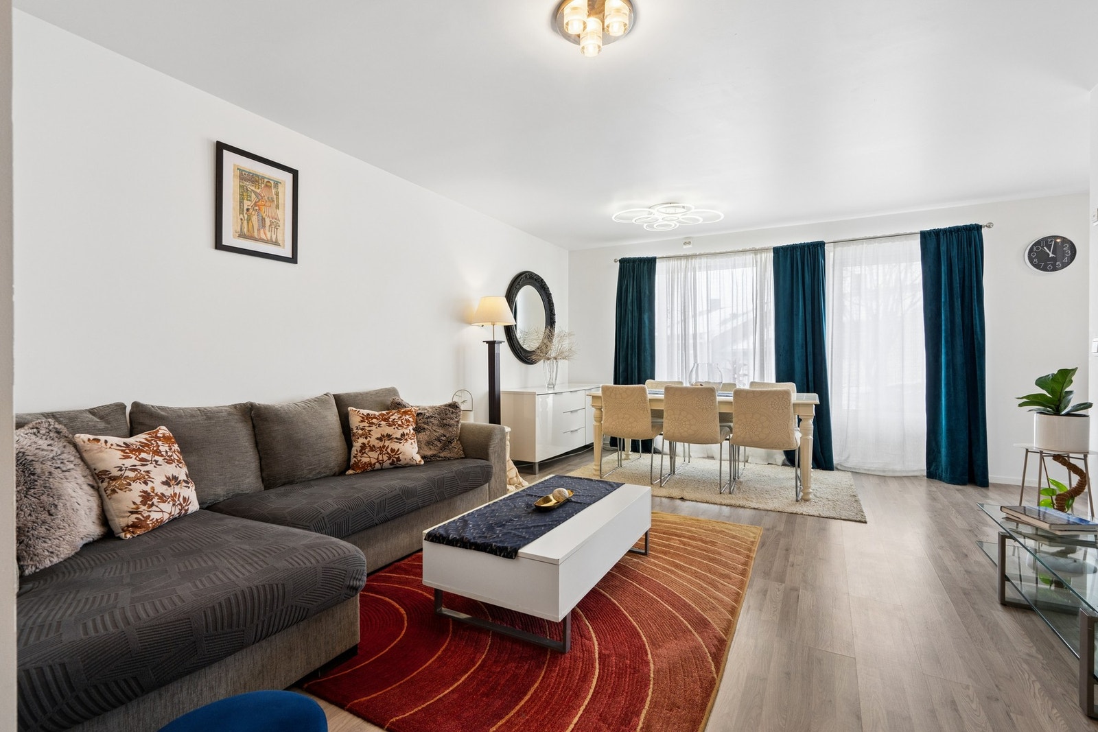 Romslig stue med god plass til både sofa og spisegruppe! Galleribilde