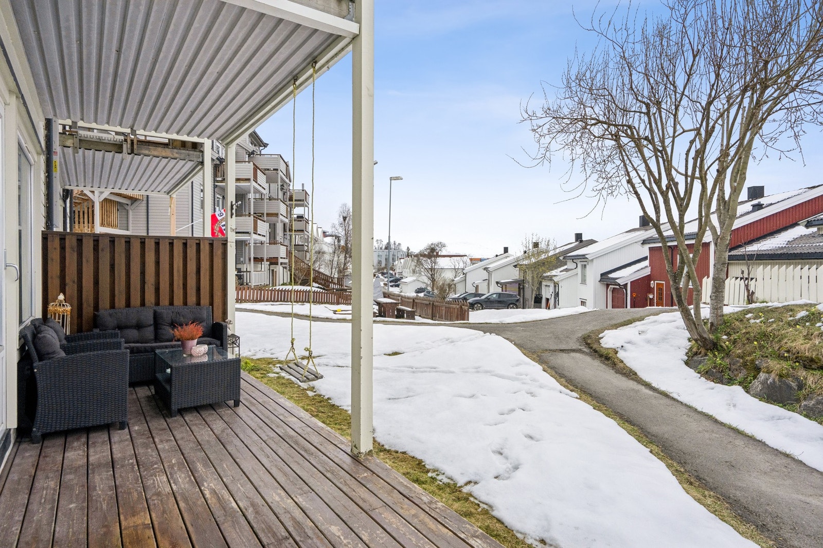 Fra stuen er det utgang til en romslig og solrik platting. Galleribilde