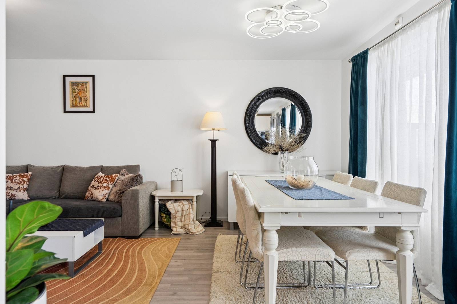 Store vindusflater med 2-lags isolerglass gir godt lysinnslipp i rommet. Galleribilde