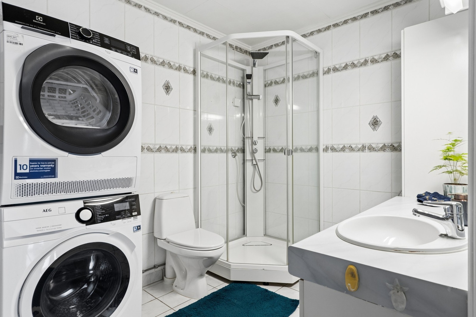 Badet er kombinert med vaskerom og har opplegg for vaskemaskin. Galleribilde