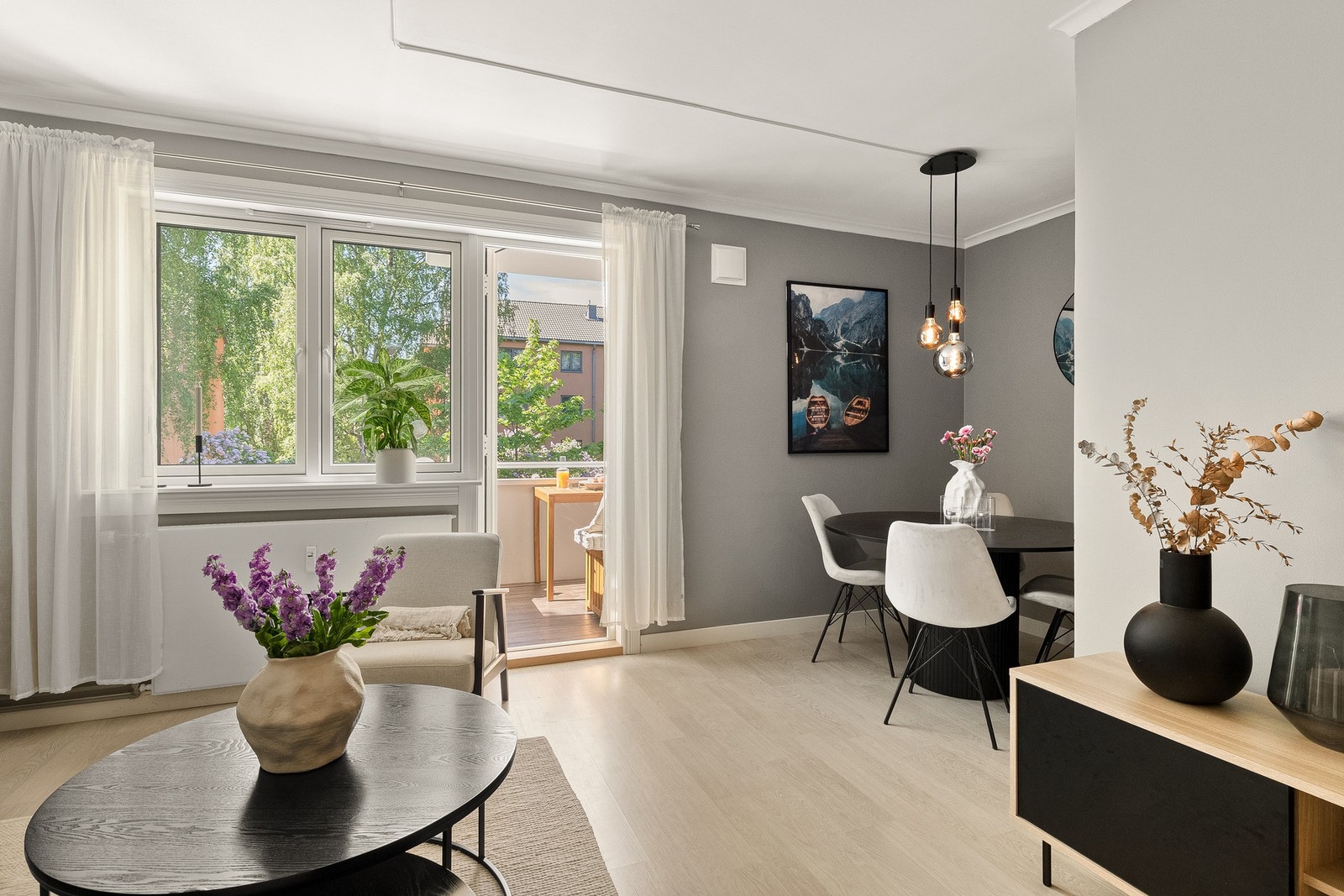 Lys og meget lekker 2-roms leilighet, beliggende solfylt til med enkel adkomst i byggets 2. etasje og vestvendt balkong mot grønne omgivelser på populære Sandaker. Galleribilde