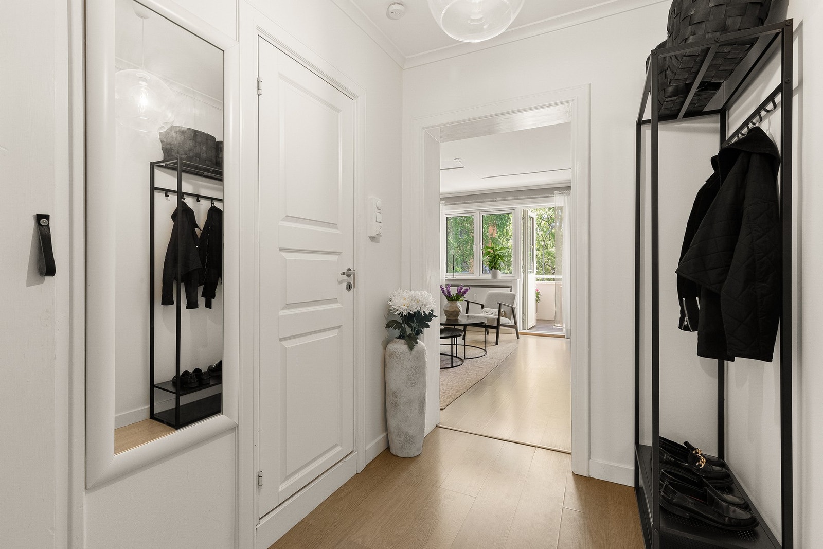 Innbydende entré med plassbygd skapbod som gir praktisk oppbevaringsplass for yttertøy og sko. Galleribilde