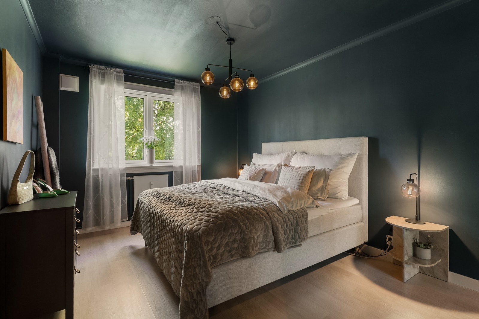 Romslig soverom med stor plassbygd skyvedørsgarderobe, plassbygd garderobeskap. Galleribilde