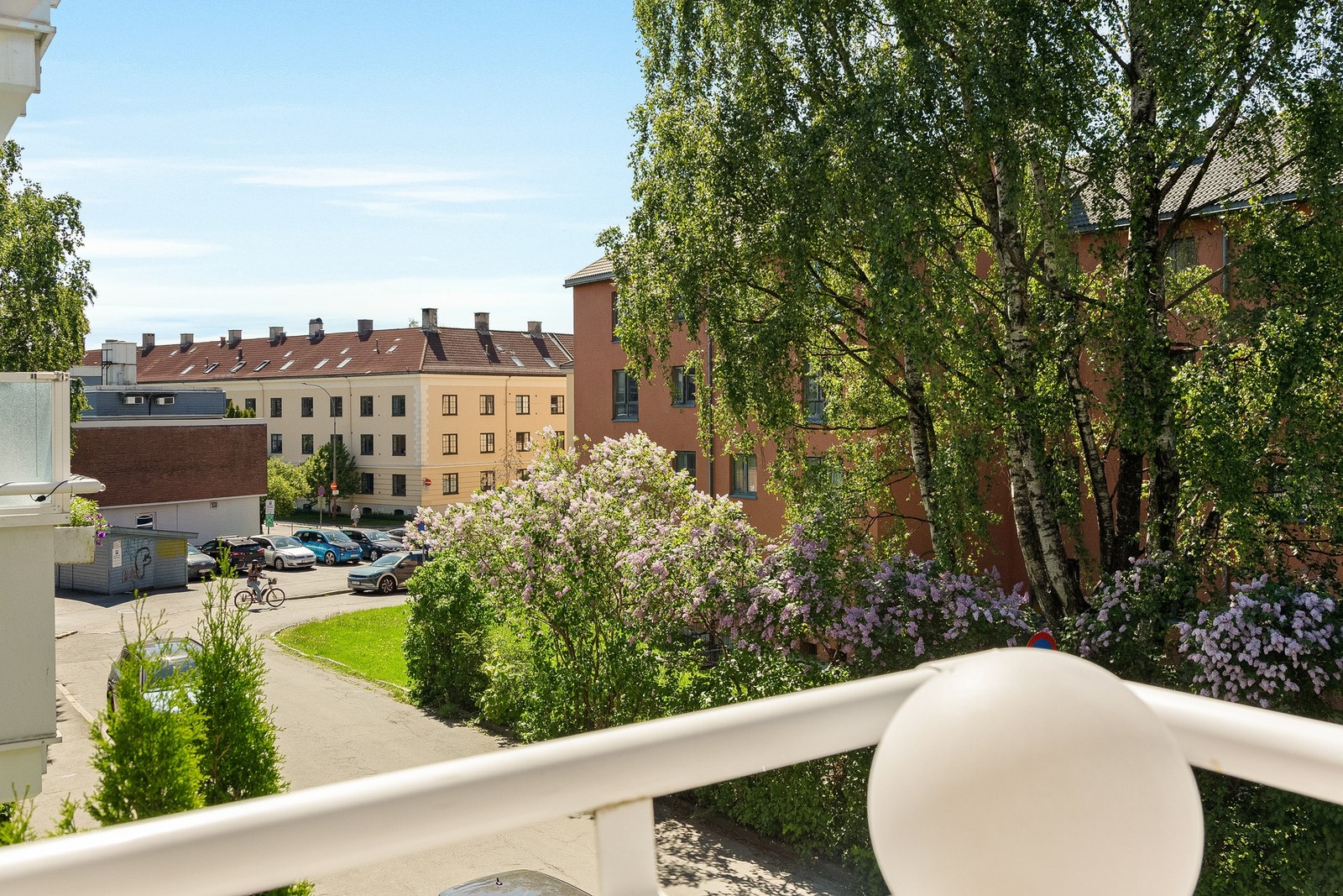 Stuen og balkongen har et hyggelig, grønt utsyn og vender ut mot rolig sidegate. Galleribilde