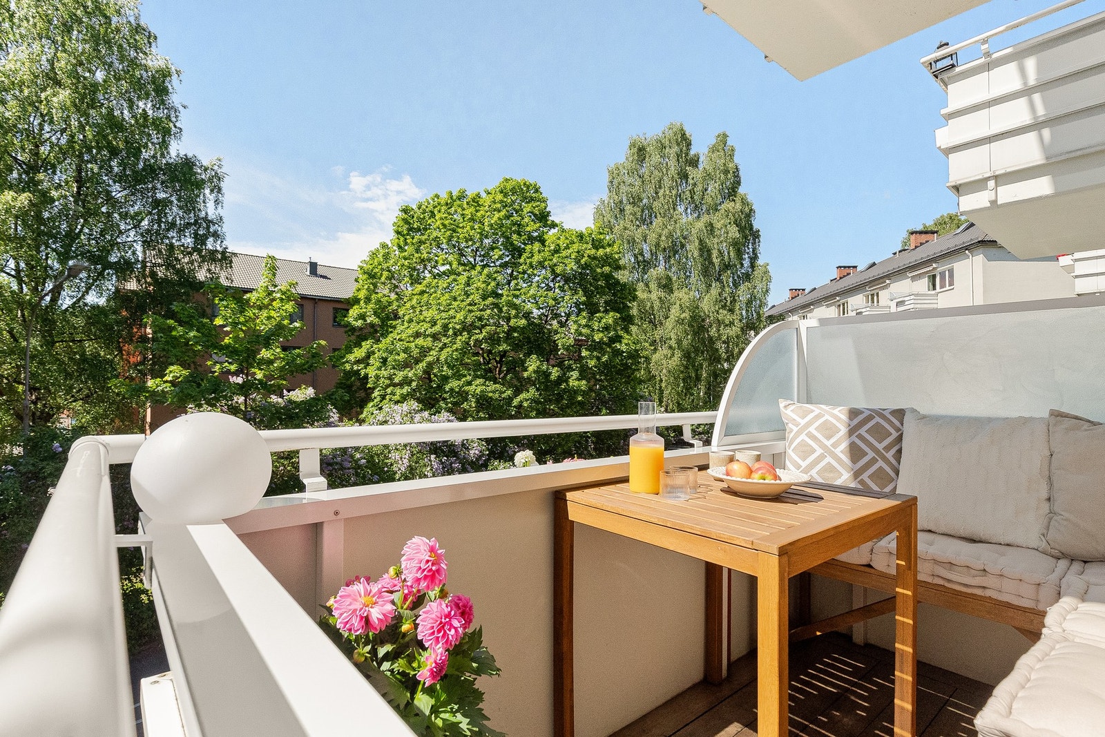 Fra stuen har du direkte tilgang til vestvendt balkong med meget gode solforhold fra tidlig ettermiddag til kveld. Galleribilde