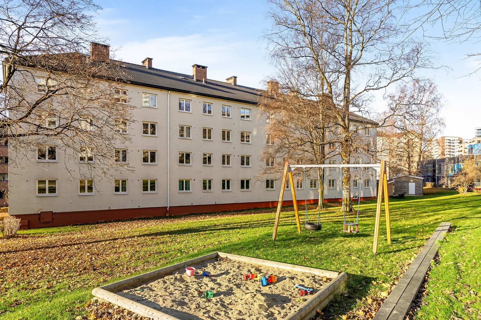 Borettslagets fellesarealer har også sandkasse og huskestativ for de minste. Galleribilde