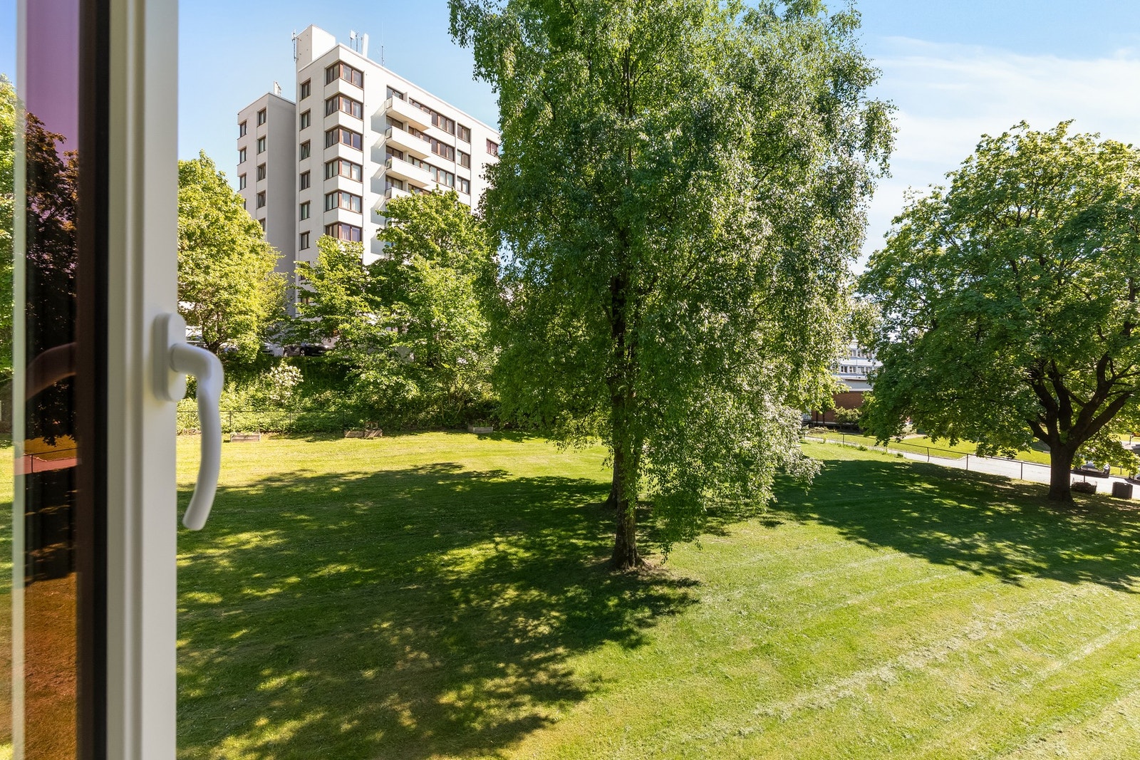 Grønt og frodig utsyn fra soverommet! Galleribilde